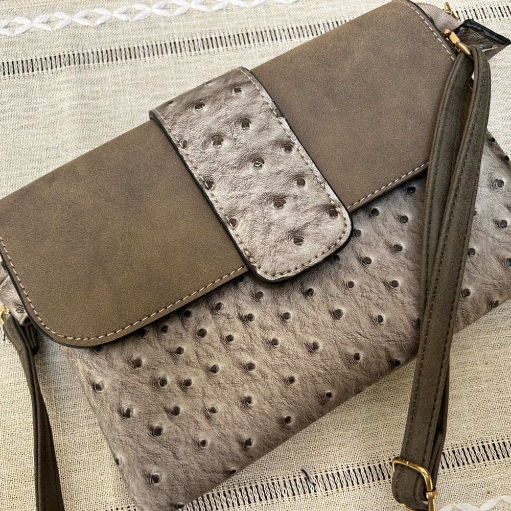 Cute grey/taupe bad, 3 compartments, shoulder strap